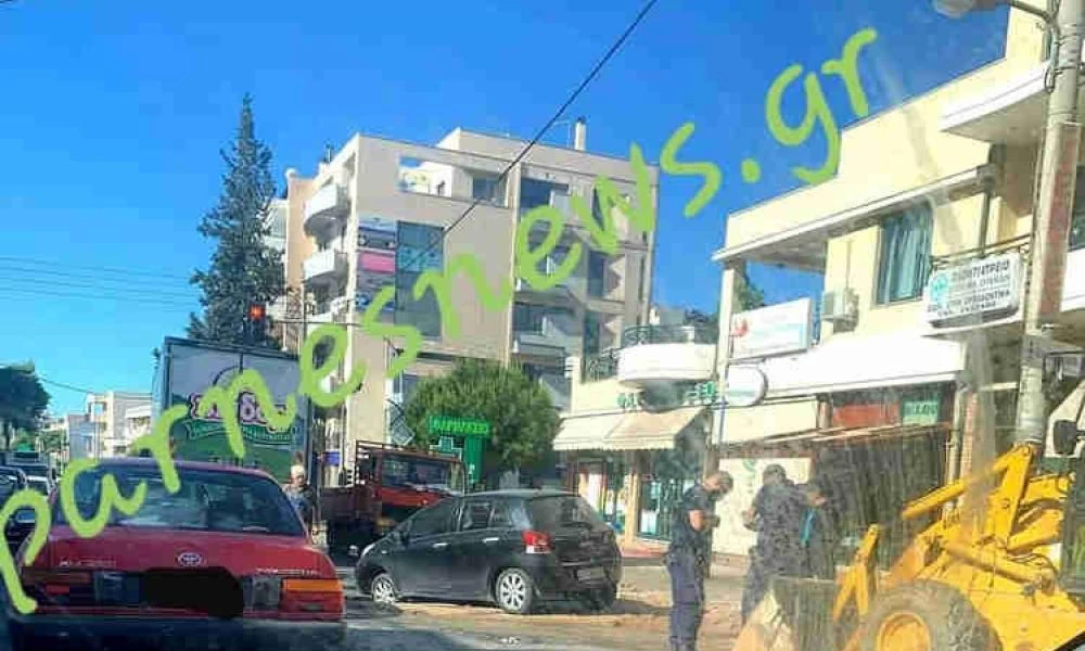 Αχαρνές: Άνοιξε η Γη και ''κατάπιε'' σταθμευμένο αμάξι! (εικόνες)